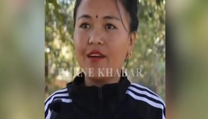 Funny Video: ମହିଳା ଜଣକ ଶୁଣାଇଲେ ଏପରି ABCD; ହସ ଅଟକାଇ ପାରୁ ନାହାଁନ୍ତି ଲୋକେ, ଦେଖନ୍ତୁ ଭିଡିଓ https://english.cdn.zeenews.com/static/apprun/fallbackimages/hindi800x400.svg