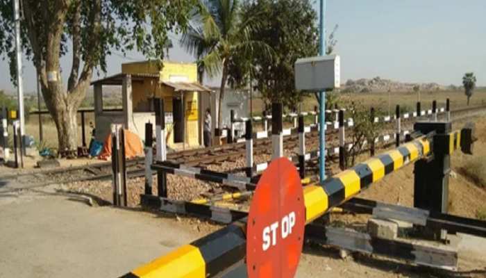 रेलवे फाटक बन्द होने पर युवक को आया गुस्सा, गेट मैन पर किया चाकू से हमला 