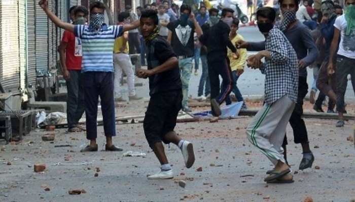 दलित समाज के इलाके से शोभयात्रा पर बवाल, संभल में पथराव, मारपीट के बाद पुलिस तैनात