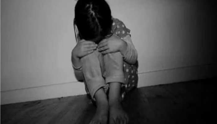 ट्यूशन टीचर ही बना हैवान, नोट देने के बहाने रूम पर बुलाया, 10 दिन तक किया रेप