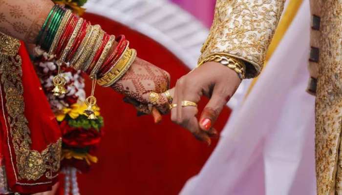 बदायूं में दुल्हन ने दूल्हे के सामने दूसरे को डाली वरमाला, दूल्हे को मिली नई दुल्हन