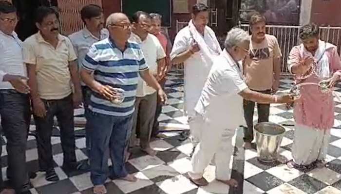 मंदिर में युवक ने पढ़ी नमाज, हापुड़ में आक्रोश के बाद मंदिर का गंगा जल से शुद्धीकरण