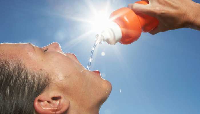 Summer Tips: धूप से आकर तुरंत नहीं पिए ठंडा पानी, दिल पर पड़ सकता है बुरा असर
