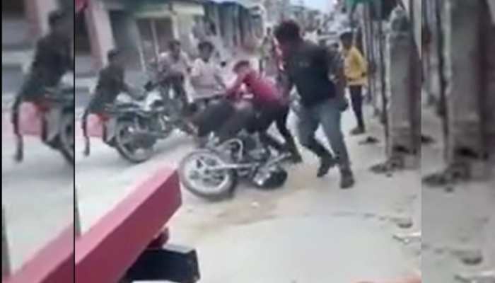 Bhilwara : बीच बाजार युवक को पीटा, वीडियो वायरल होने के बाद एक्शन में पुलिस 