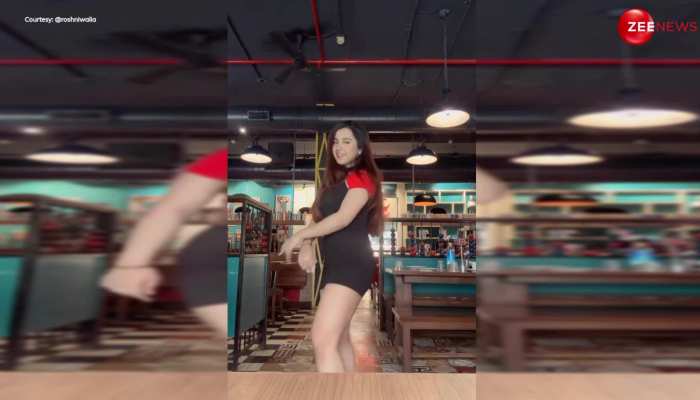 Roshni Walia ने छोटी सी ड्रेस पहन रेस्टोरेंट में झुक-झुककर बनाया वीडियो, लुक देख वेटर के भी उड़ गए होश https://english.cdn.zeenews.com/static/apprun/fallbackimages/hindi800x400.svg