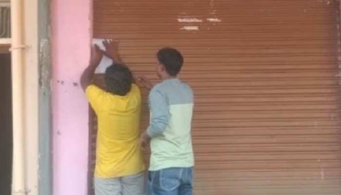 आगरा में सनकी पति ने पत्नी के अश्लील पोस्टर,अपार्टमेंट में चिपकाए, हाईवोल्टेज ड्रामा