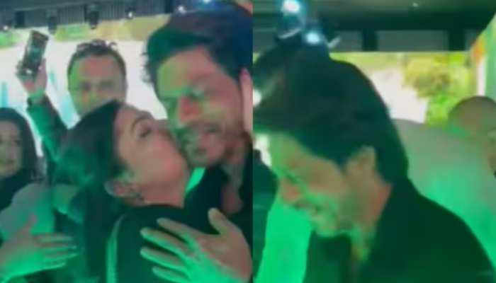 दुबई इवेंट में फीमेल फैन ने किया Shah Rukh Khan को किस, भड़क उठे भारतीय यूजर्स