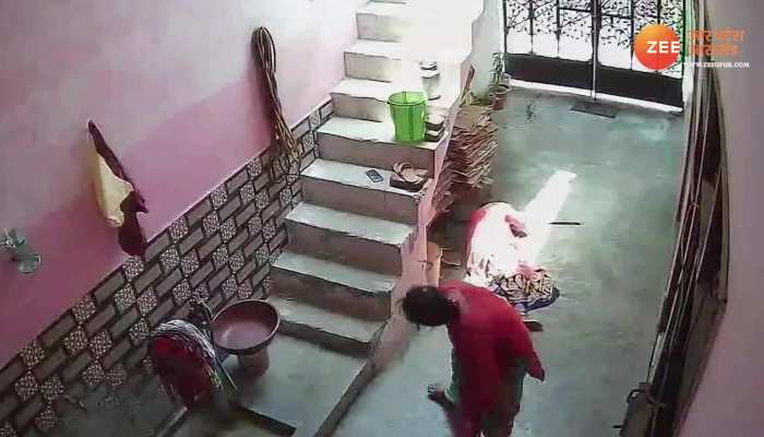 Bijnor: कलयुगी बहू ने सास को पीटा, सीढ़ियों पर दे मारा सिर, CCTV में कैद मारपीट 