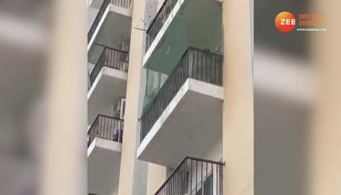 Noida Fire Video: फ्लैट में आग लगने से राख हुआ लाखों का सामान, नोएडा की पंचशील सोसाइटी में आग लगने से भड़के लोग