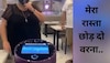 Robot Waiter: रोबोट वेटर के सामने आ गई महिला, फिर उसने ऐसा गुस्सा दिखाया..कांपने लगे लोग!