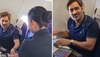 MS Dhoni फ्लाइट में खेल रहे थे कैंडी क्रश, एयर होस्टेस ने आकर दिया ऐसा सरप्राइज; Video वायरल