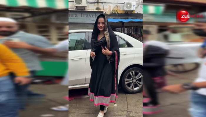 अनारकली सूट पहन और सिर पर पल्लू रख Ameesha Patel कुछ इस अंदाज में दरगाह पहुंचीं