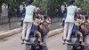 बिना हेलमेट सात बच्चों को एक स्कूटी पर बैठाकर ले जा रहा था शख्स, पुलिस ने यूं सिखाया सबक