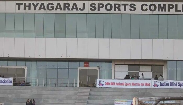 Tyagraj Stadium के सामने पार्क में फंदे से लटकी मिली लाश, बरामद हुआ सुसाइड नोट