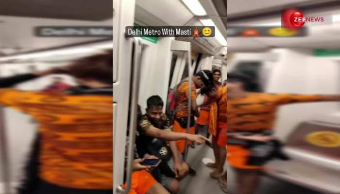 मेट्रो में तेज आवाज कर कुछ लोगों ने बम-बम बोले का नारा लगाते किया डांस, यात्रियों ने भी किया जमकर नाच