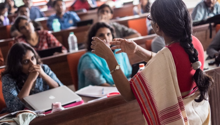 UGC release new guidelines for assistant professor eligibilty now phd is  not mandatory | UGC ने किया बड़ा बदलाव! अब असिस्टेंट प्रोफेसर बनने के लिए  PhD जरूरी नहीं, देखें नया नियम