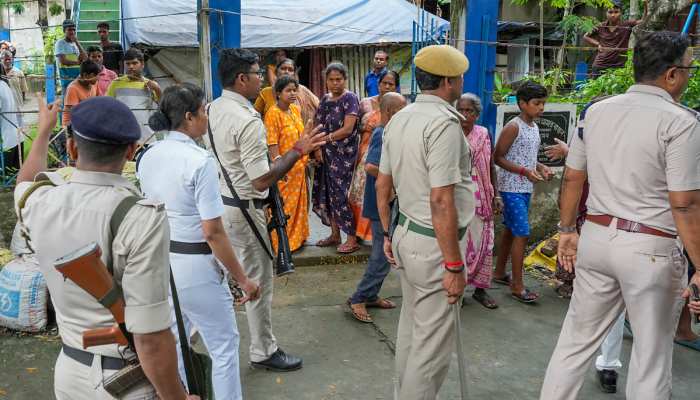 बंगाल पंचायत चुनाव में लोकतंत्र तार-तार, 31 की मौत, पोलिंग बूथ में तोड़फोड़-आगजनी