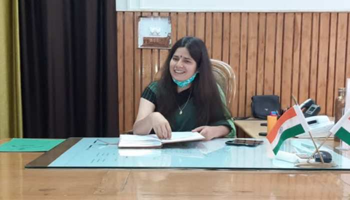 IAS Vandana Singh Chauhan salary wiki biography success story and more  details | IAS Story: पढ़ाई के खिलाफ थी फैमिली, वंदना ने छिपकर की UPSC की  तैयारी और बन गईं आईएएस |