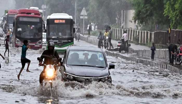 Delhi के इन इलाकों में सड़क धंसने से हाहाकार,स्कूलों में भी दिखे बाढ़ जैसे हालात