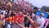 Meerut Kanwar Yatra: जब सीएम योगी ने हेलीकॉप्टर से कांवड़ियों पर बरसाए फूल, शिवभक्तों ने लगाया जयकारा