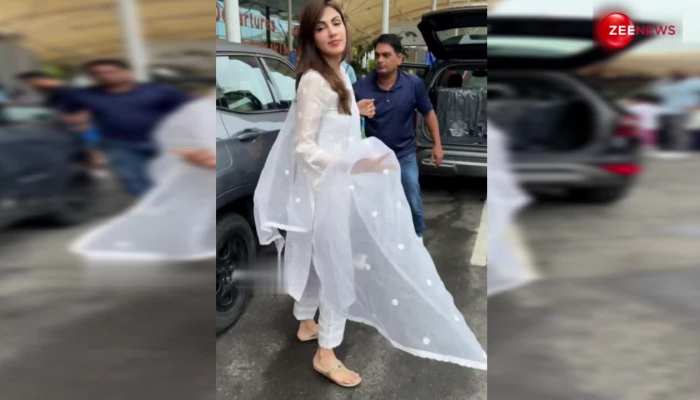 व्हाइट सूट में Rhea Chakraborty ने दिखाया अपनी सादगी का जलवा, अदाओं ने महफिल में लगाया चार-चांद 