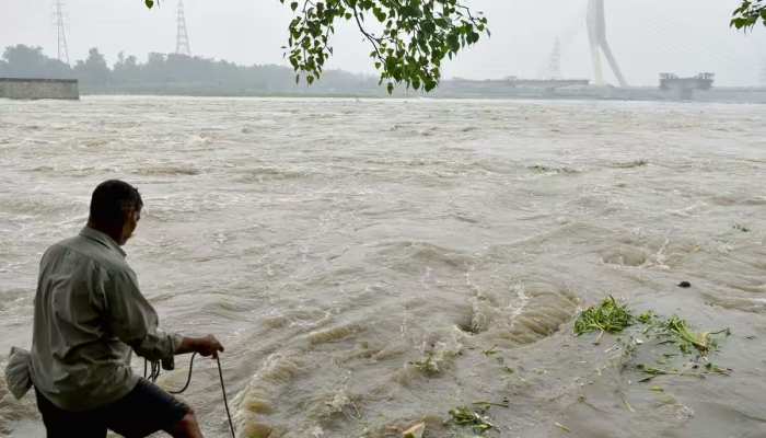 भारी बारिश से उफान पर नदिया,कानपुर में गंगा बैराज से छोड़ा गया 2.46 लाख क्यूसेक पानी