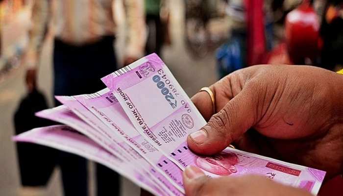 बैंकों में ताबड़तोड़ जमा हो रहे 2000 रुपये के नोट, ग्राहकों को म‍िलेगा ये फायदा