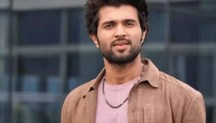 VIRAL VIDEO: फैन ने की मंच पर ऐसी हरकत, विजय देवरकोंडा की हो गई हालत खराब!
