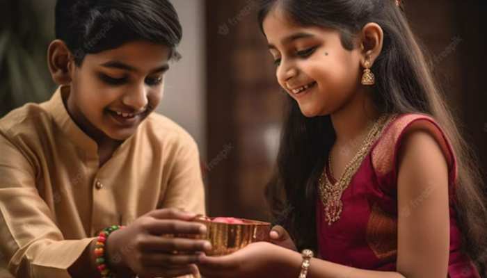 Raksha Bandhan पर बहन के लिए प्लान कर सकते हैं ये सेविंग स्कीम, मिलेगा 7.5% ब्याज