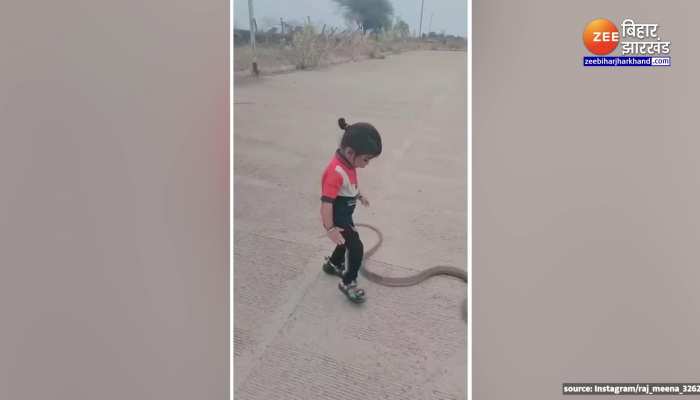 विशालकाय सांप के साथ खेलता छोटा बच्चा, वायरल वीडियो देख छिड़ी ऑनलाइन बहस