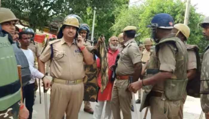 Delhi के नांगलोई में मुहर्रम के जुलूस में हंगामा, बेकाबू भीड़ ने पुलिस पर किया पथराव