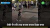 Video: बच्चे ने किया पब्लिक के सामने ऐसा स्टंट, लोगों ने नाम रख दिया लिटिल जैकी चैन!