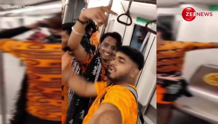 Watch: दिल्ली मेट्रो में खूब जोर से गाना बजाकर झूमे कांवड़ियां, तेजी से वायरल हो रहा Video