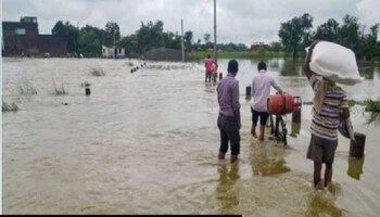 Bihar Flood update Flood in Mangalpur Kala village of bettiah people forced  to leave their homes | Flood in Bettiah: बेतिया के मंगलपुर कला गांव में बाढ़  का कहर, घर-बार छोड़ पलायन