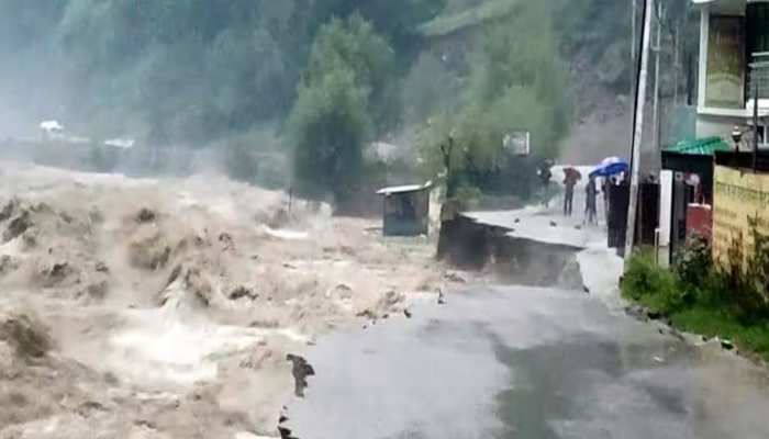 Cloudburst: लगातार हो रही बारिश के बाद कहीं हो रहा लैंडस्लाइड तो कहीं फट रहे बादल