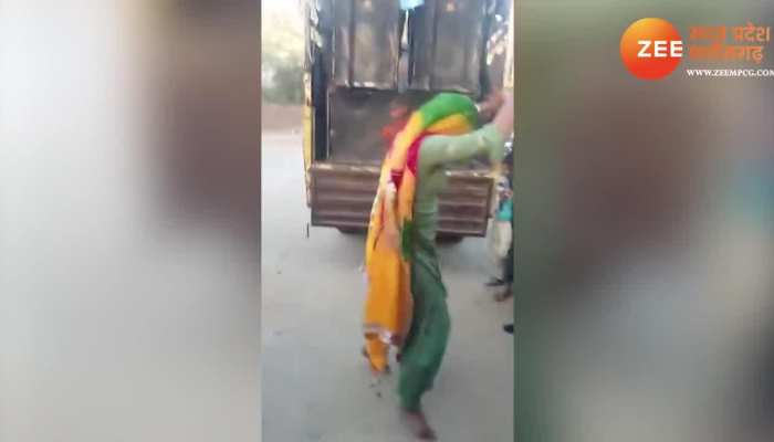 Village Girl Viral Video: गांव की लड़की ने लगाए ऐसे ठुमके की Sapna Choudhary को दे दी टक्कर, इंटरनेट पर धमाल मचा रहा वीडियो