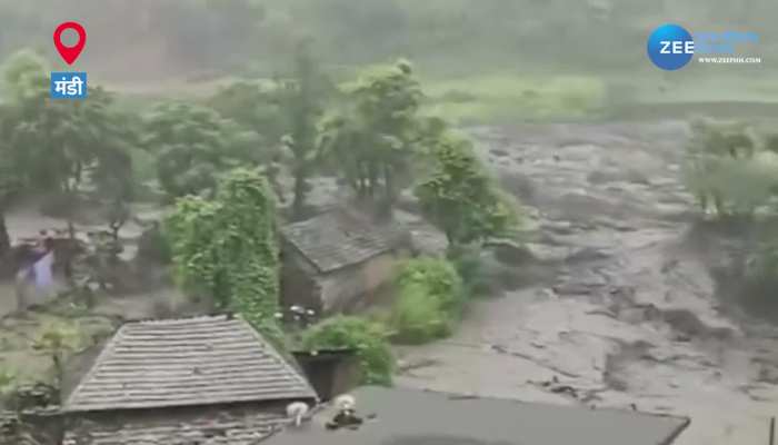 Mandi Cloudburst: मंडी में बादल फटने से हर तरफ तबाही, देखें भयानक मंजर