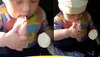 Viral Video: छोटे बच्चे ने खोजा आइसक्रीम खाने का नया तरीका, अजीबोगरीब ट्रिक देखकर हंस पड़ेंगे आप