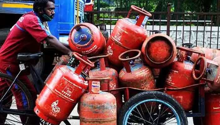 LPG Cylinder New Price: खुशखबरी...लगातार दूसरे महीने कम हुए LPG सिलेंडर के दाम