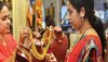 Gold Price: दिवाली से पहले महंगा होने लगा सोना, चांदी के गिर रहे भाव; चेक करें रेट्स