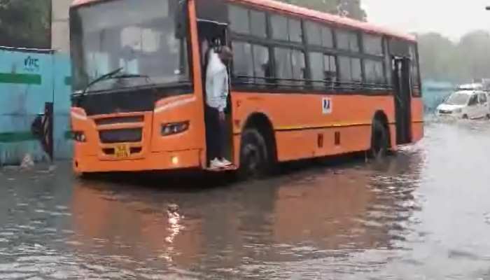 Delhi Water Logging: G20 समिट के बीच बारिश से बदला मौसम का मिजाज, जलमग्न हुईं सड़कें