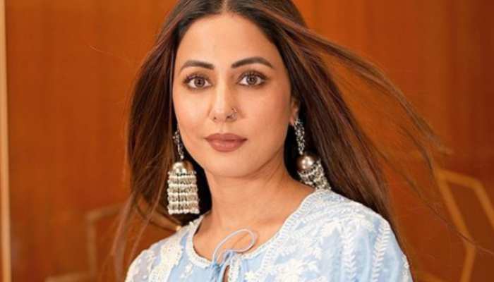 Hina Khan Photos: अनारकली सूट और सिल्वर इयरिंग पहन हिना खान ने शेयर की क्यूट फोटो