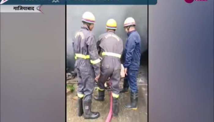 Factory Fire Video: गाजियाबाद में मेरठ रोड पर आग की भेंट चढ़ा लाखों का गत्ता, वीडियो 