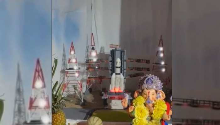Lord Ganesha: चंद्रयान 3 की थीम पर सजा गणेश पंडाल, रॉकेट लॉन्च से लेकर विक्रम की सफल लैंडिग तक देखिए Lord Ganesha: चंद्रयान 3 की थीम पर सजा गणेश पंडाल, रॉकेट लॉन्च से लेकर विक्रम की सफल लैंडिग तक देखिए