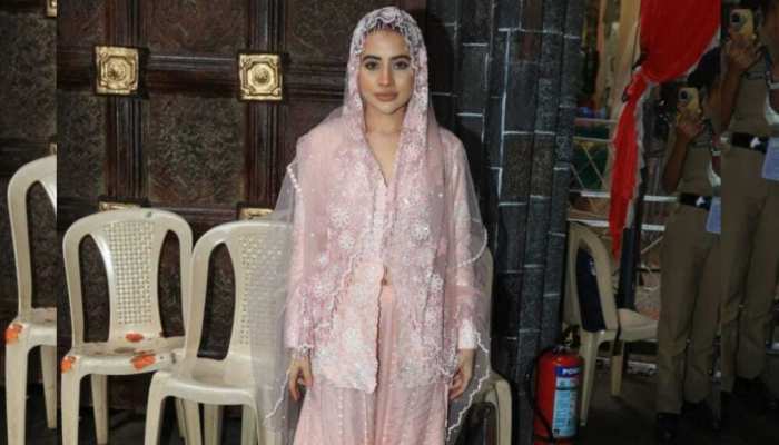 Urfi Javed: सर पर पल्लू ढ़क कर उर्फी जावेद ने किया लाल बाग चा राजा के दर्शन, लिया गणपति का आशिर्वाद Urfi Javed: सर पर पल्लू ढ़क कर उर्फी जावेद ने किया लाल बाग चा राजा के दर्शन, लिया गणपति का आशिर्वाद