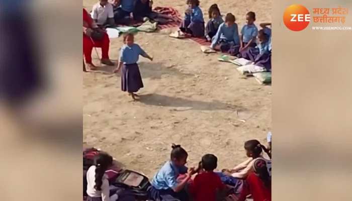 'कोका कोला लायो' गाने पर स्कूली बच्ची का धांसू डांस, टीचर रह गई हैरान 'कोका कोला लायो' गाने पर स्कूली बच्ची का धांसू डांस, टीचर रह गई हैरान