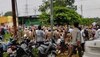 आगरा में राधास्वामी सत्संगियों ने पुलिस पर किया पथराव, DCP समेत दो दर्जन पुलिसकर्मियों का सिर फूटा 