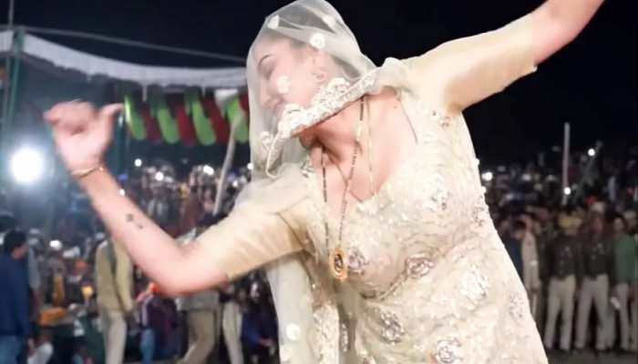 Sapna Choudhary Video: बैकलेस सलवार सूट में देसी क्वीन ने ढाया कहर, स्टेज पर चढ़कर लगाए जबरदस्त ठुमके