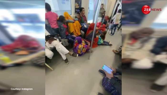 दिल्ली मेट्रो में फर्श पर बैठे यात्रियों का वीडियो हुआ वायरल, लोग बोले- भारतीय लोग जमीन से जुड़े हैं दिल्ली मेट्रो में फर्श पर बैठे यात्रियों का वीडियो हुआ वायरल, लोग बोले- भारतीय लोग जमीन से जुड़े हैं