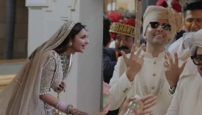 Raghneeti Wedding Inside Video: राघव चड्ढा को देखकर छिपी परिणीति, देखें शादी का इनसाइड वीडियो Raghneeti Wedding Inside Video: राघव चड्ढा को देखकर छिपी परिणीति, देखें शादी का इनसाइड वीडियो